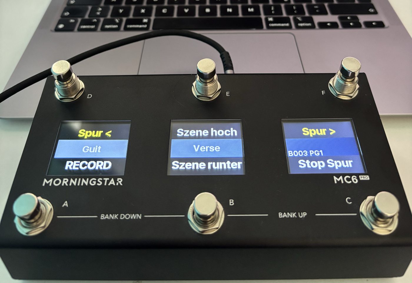 Morningstar MC6 Pro: die Displays zeigen die Spur „Guit“, die Szene „Verse“ und RECORD auf Schalter A